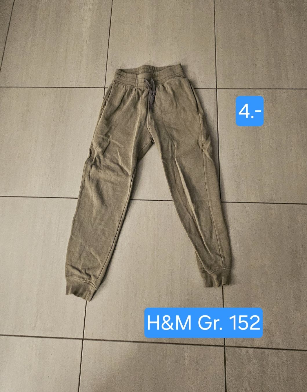 H&M Hosen: H&M Jogginghose, olivgrün, Grösse 152 – Gebraucht aus Walchwil von Sandy08
