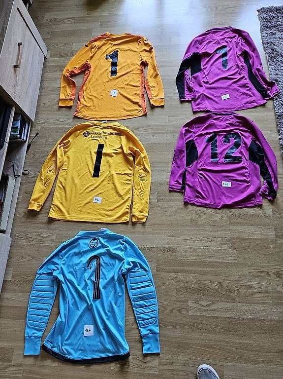 Canottiere & Pantaloni: Fussball Trikots – Usato da Sisikon venduto da bryke