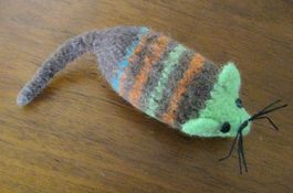 Filzmaus mit Baldrianwurzel, Handarbeit