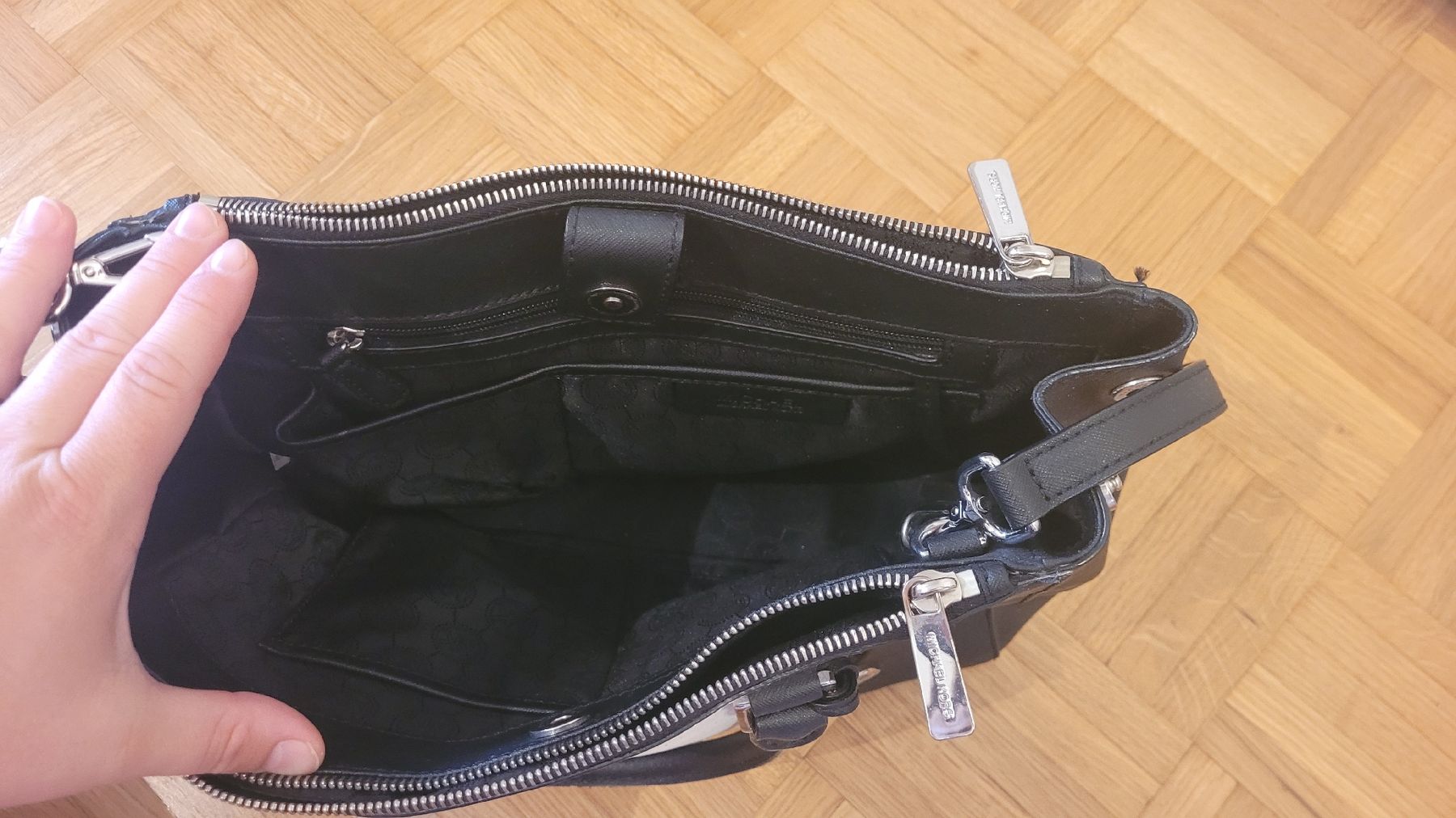 Michael Kors Borse da donna: Michael Kors Handtasche schwarz/weiss  – Usato da Aesch BL venduto da Laura1006 2
