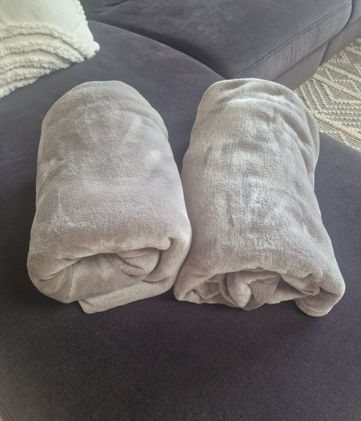 Conforama Coperte: 2 Kuscheldecken grau – Usato da Falera venduto da Fudax
