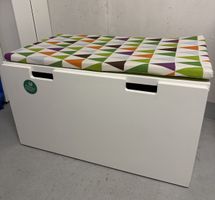Bank mit Kasten