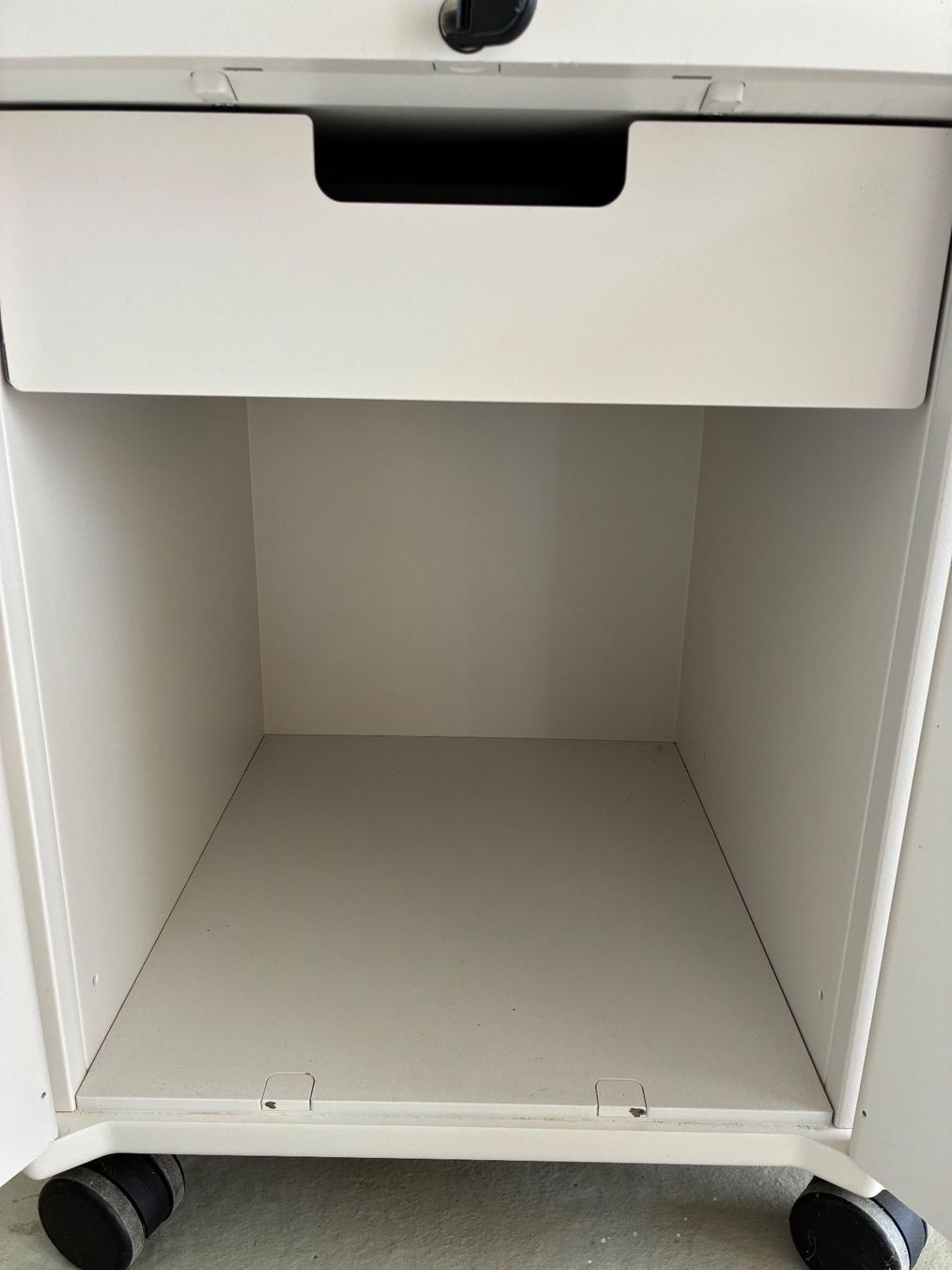 Banconi: Rollcontainer mit Henkel, Schublade und Schlüssel, weiss – Usato da Frick venduto da sandra037 7