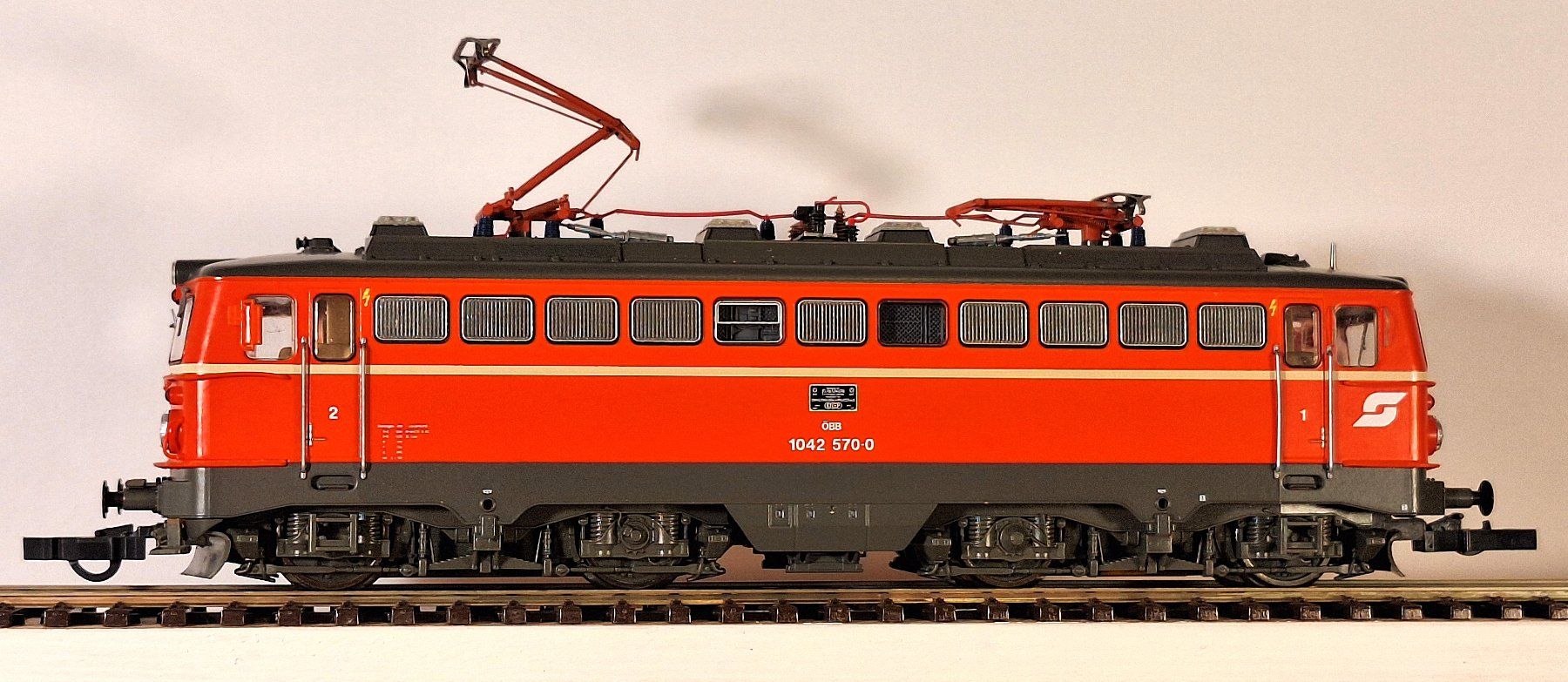 Roco Modellini di ferrovie: ÖBB 1042 mit Abteilwagen – Usato da Bern venduto da BahnliebhaberRe420 4