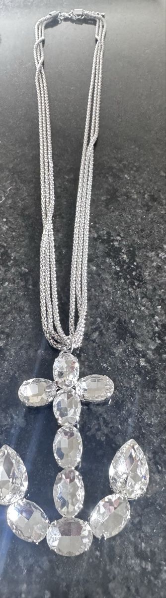 Ketten: Silberfarbene Anker Halskette mit Strass- neuwertig! – Gebraucht aus Emmenbrücke von j_16 1