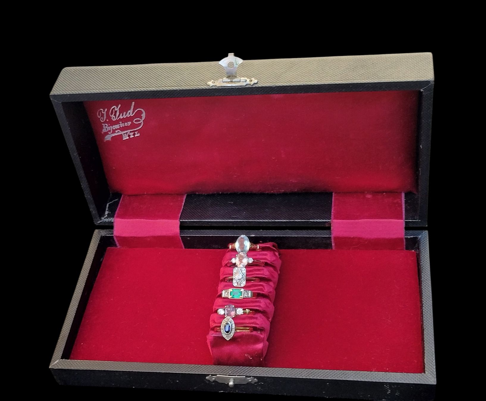 Schmuckkästen: Antike Ringbox Schmuckbox Koffer Schwarz mit Bordeaux Seide – Gebraucht aus schwyz von larry91sz 3