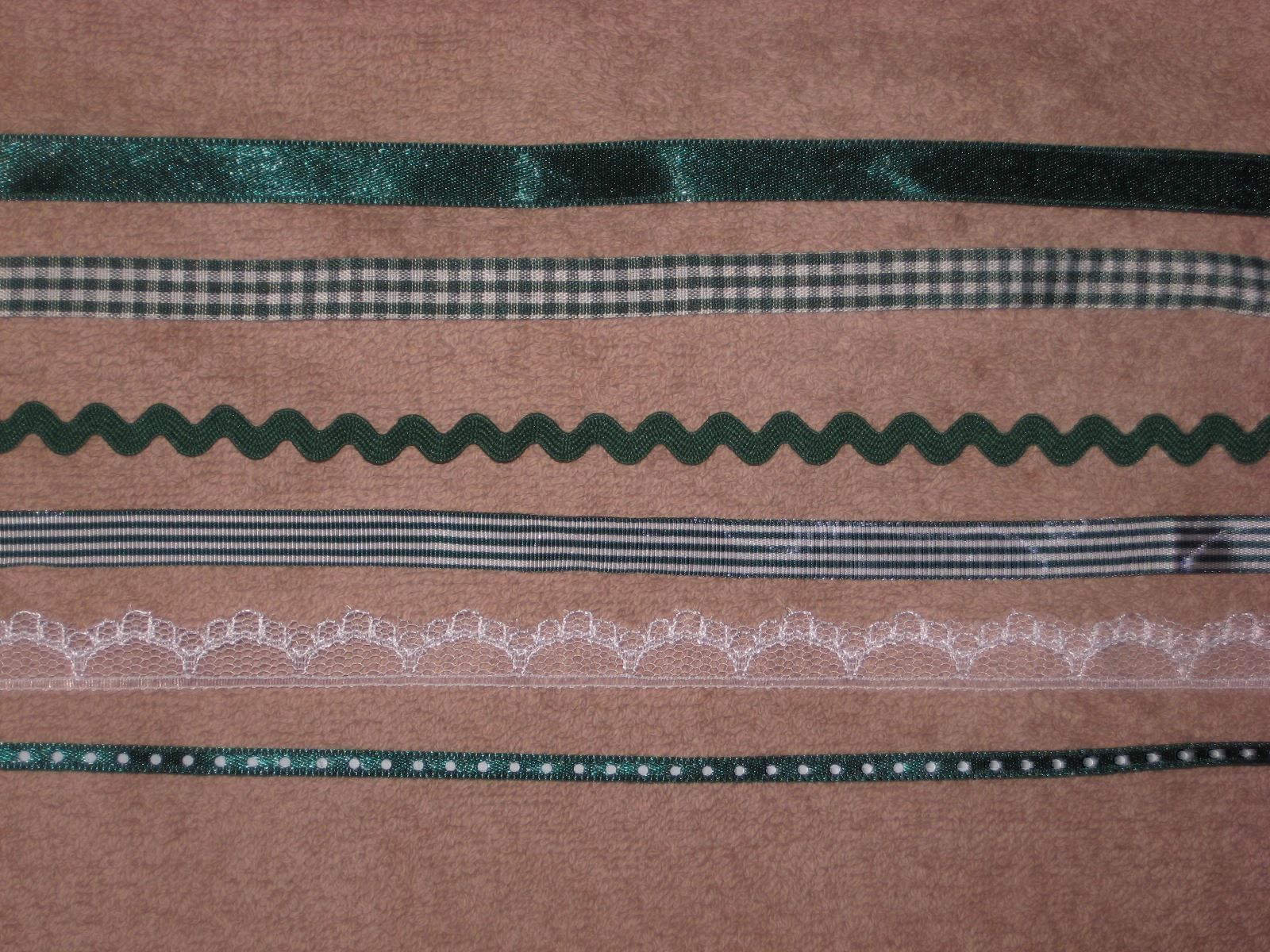 Nastri decorativi: Bändeli-Set 6 Bänder dunkelgrün / weiss – Nuovo e nell'imballaggio originale da Füllinsdorf venduto da Schlupp