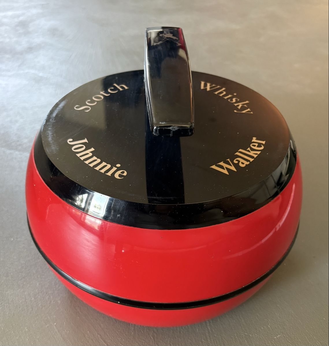 Contenitori & Simili: Johnnie Walker Scotch Whisky Eisbehälter Curling Stein Rot – Usato da Münsingen venduto da Rehtre