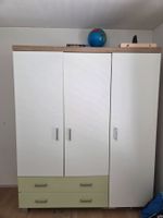 Kleiderschrank und Kommode mit weiss Holzoptik