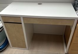 Schreibtisch weiss von Ikea mit Schubladen und Tür 