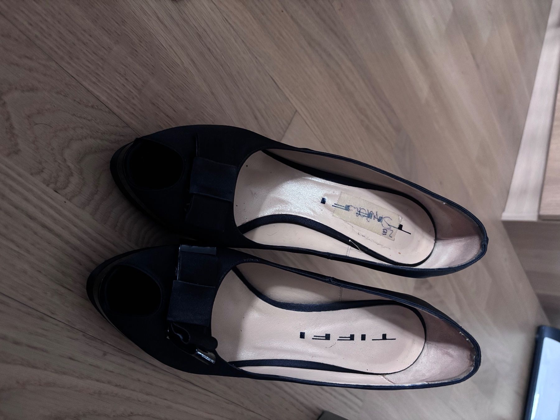 Tiffi Scarpe da donna: Tiffi Black satin heels – Usato da Biel/Bienne venduto da rob_25s7 3