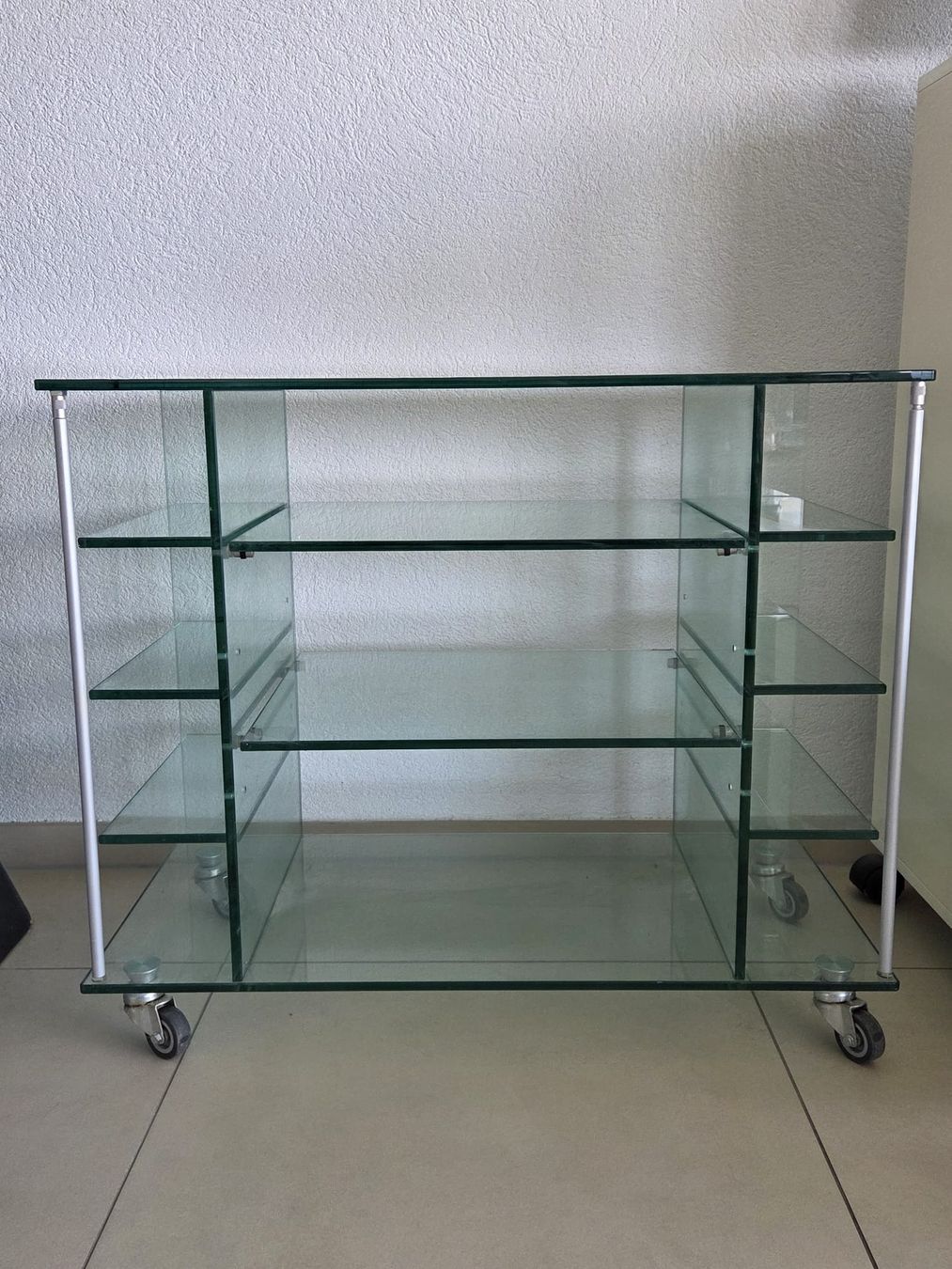 Mobili TV: Glas Möbel Rollen guter Zustand – Usato da Schüpfen venduto da Rollingdancer91