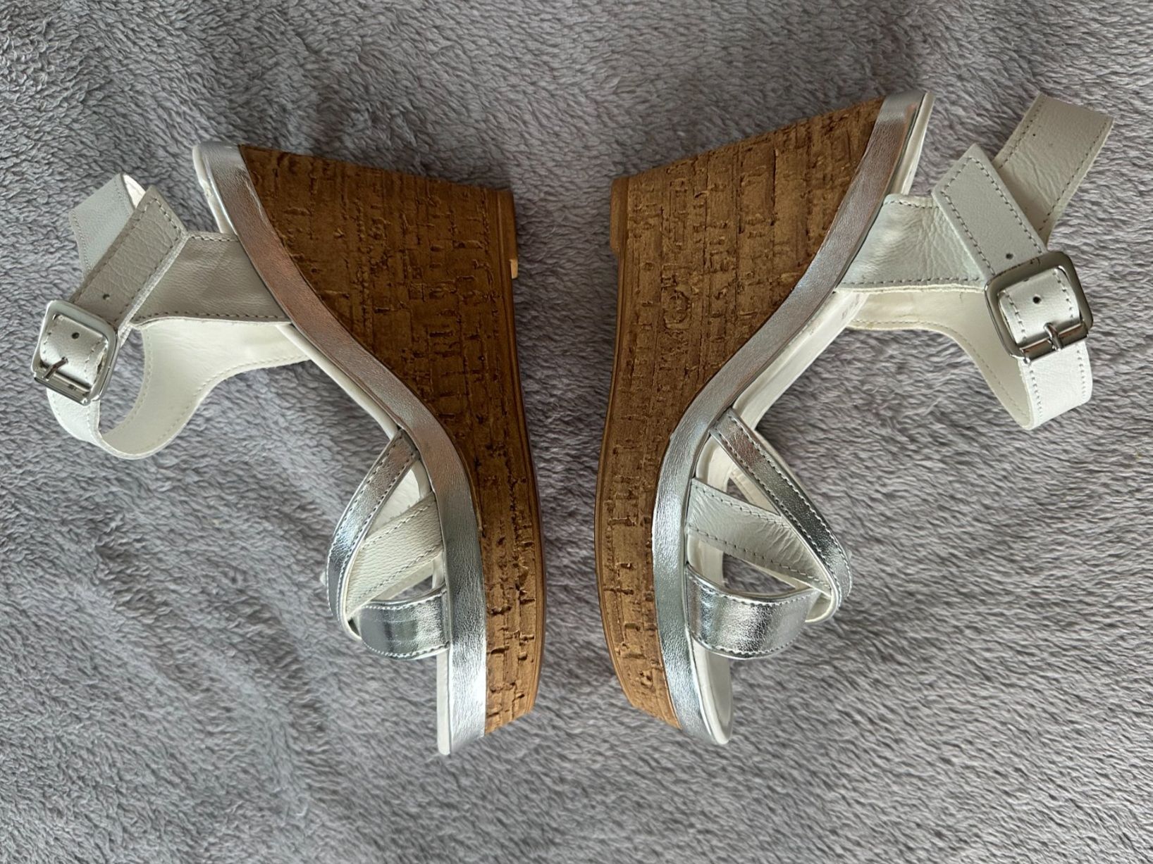 Damenschuhe: Sandalen mit Keilabsatz, Silber/ Weiss – Gebraucht aus Niederglatt ZH von Polobunny 1
