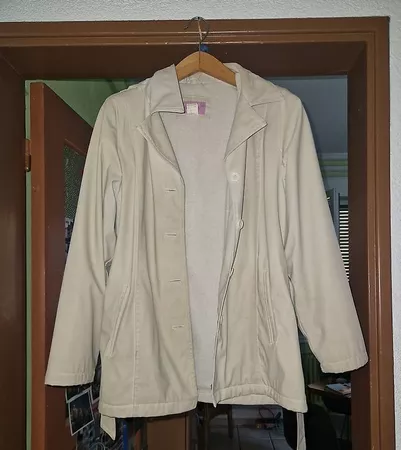 Giacca beige con cappuccio e cintura