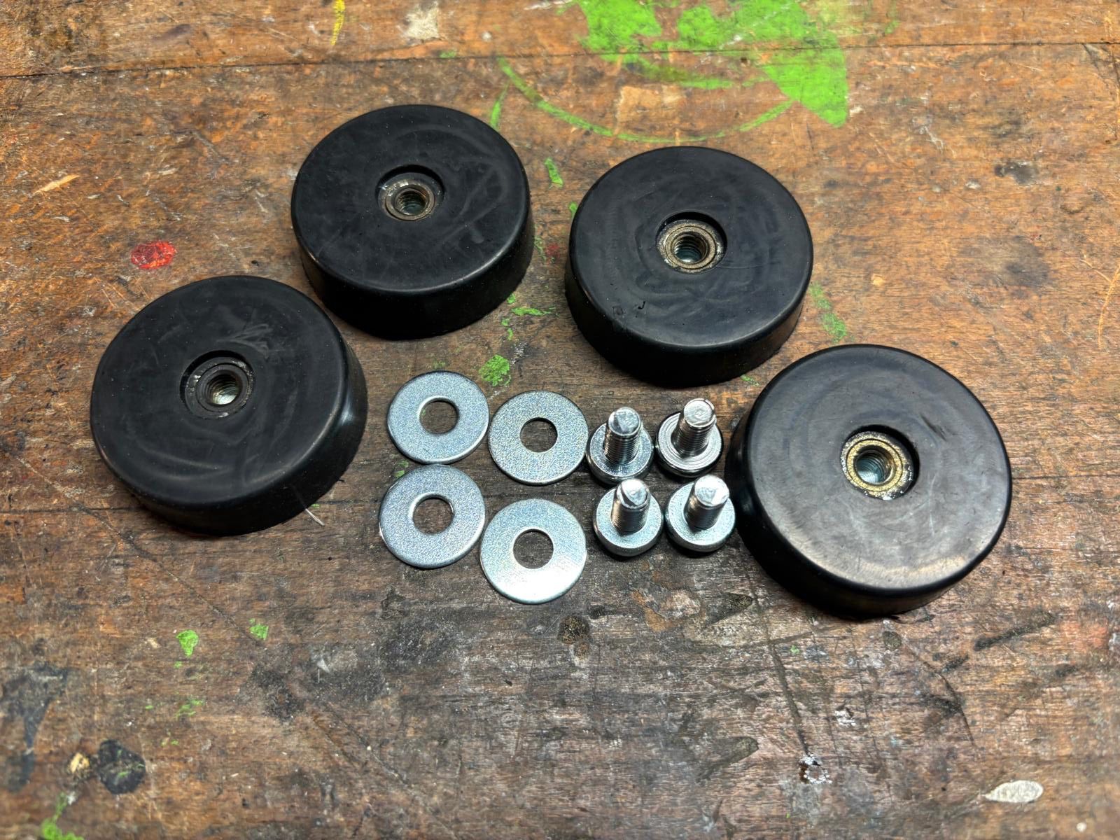 Supporti a parete: Shockmount Set für Eames Stühle – Nuovo (secondo la descrizione) da ipsach venduto da Latigo