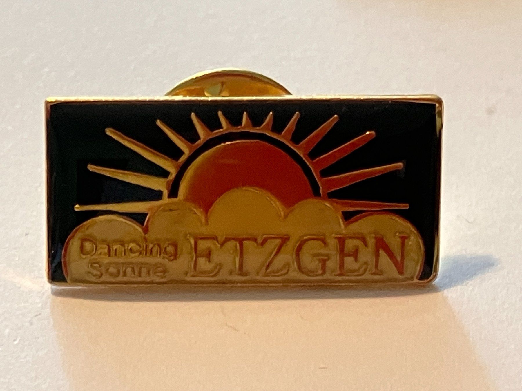 Plaketten & Abzeichen: 1 Pin Dancing Sonne Etzgen – Gebraucht aus Basel von djwwpp