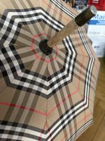 Burberry Regenschirm mit Karomuster - Stilvoll im Herbst!