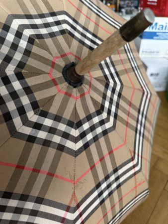 Burberry Regenschirm mit Karomuster - Stilvoll im Herbst!