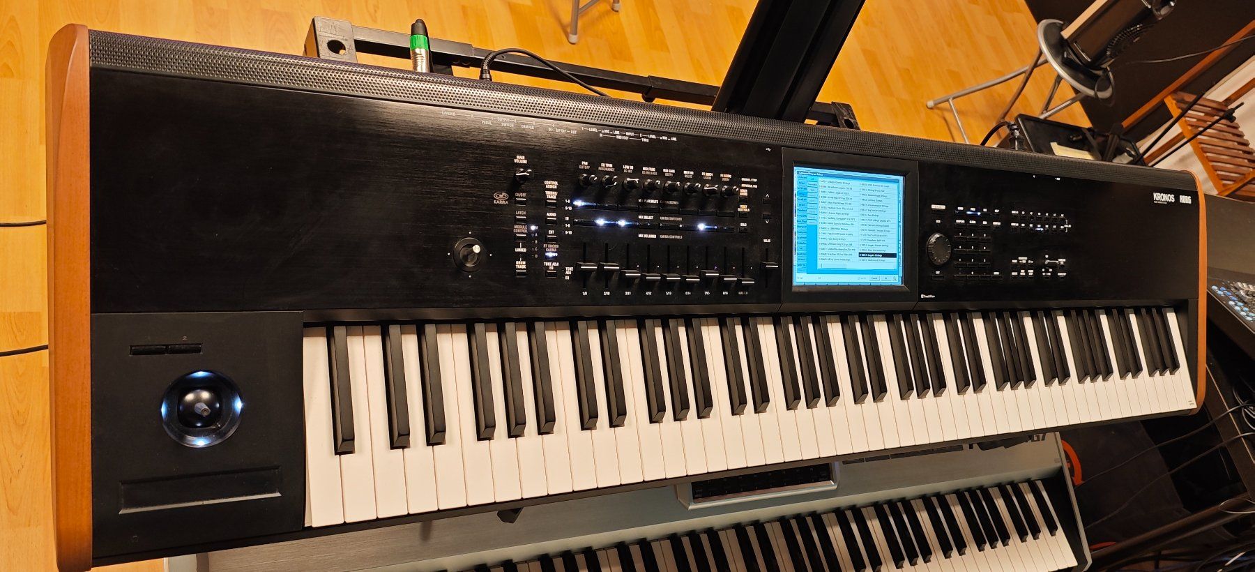 Korg Strumenti musicali: Korg Kronos MK2 88 gewichtete Tasten – Usato da Willisau venduto da Slowfly02