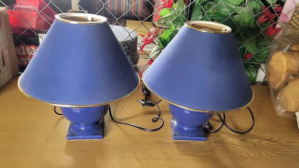 Lampen: 2 blaue Nachttischstofflampen – Gebraucht aus Sarnen von monfur