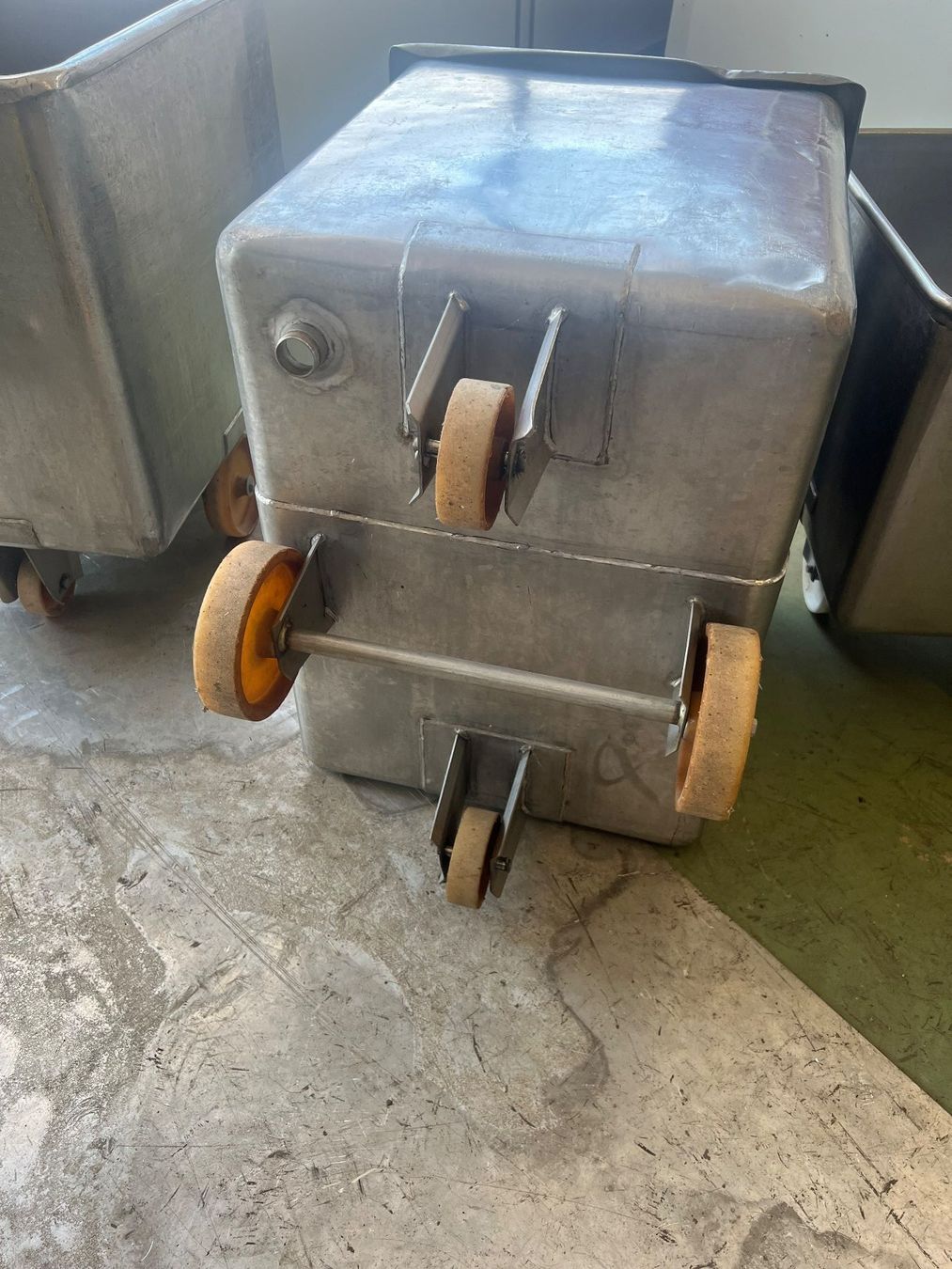Korpus: 4 Stk. Chromstahlbehälter rollbar – Gebraucht aus Luzern von Hohenlohe 2