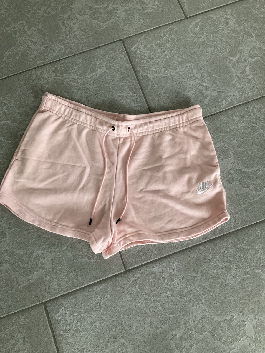 Nike Pantaloni: Nike Damenshorts Grösse L Neuwertig  – Nuovo (secondo la descrizione) da Schöftland venduto da nevio74
