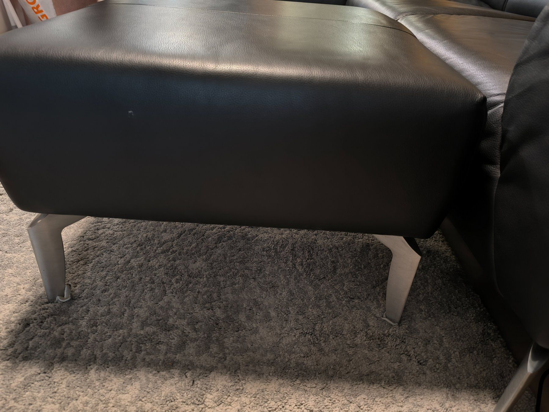 Sofas: Bequemes L-Ledersofa in Schwarz mit Hocker / Ecksofa – D'occasion à Gams par MissTraveller 3