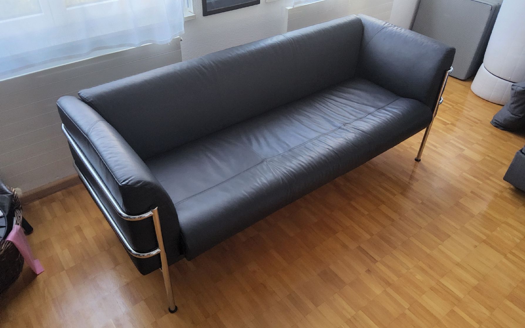 Le Corbusier Sofas: Le Corbusier  Sofa Style Interio Rindsnappaleder 3 Pläzer – Neu (gemäss Beschreibung) aus Aesch BL von Yeti888