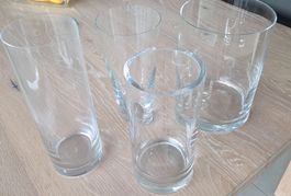 Vier Glas-Vasen, -Behälter