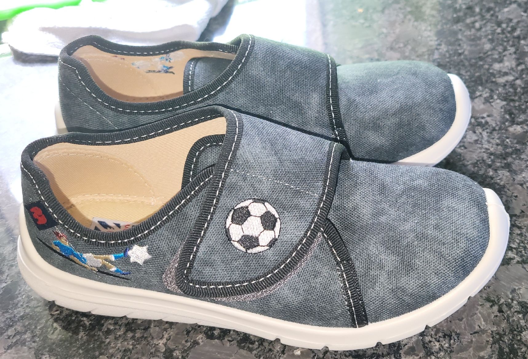 Elefanten Schuhe für Jungen: Pantoufles 32 Elefanten neuves  – Neu (gemäss Beschreibung) aus Lavey-Village von agaddy