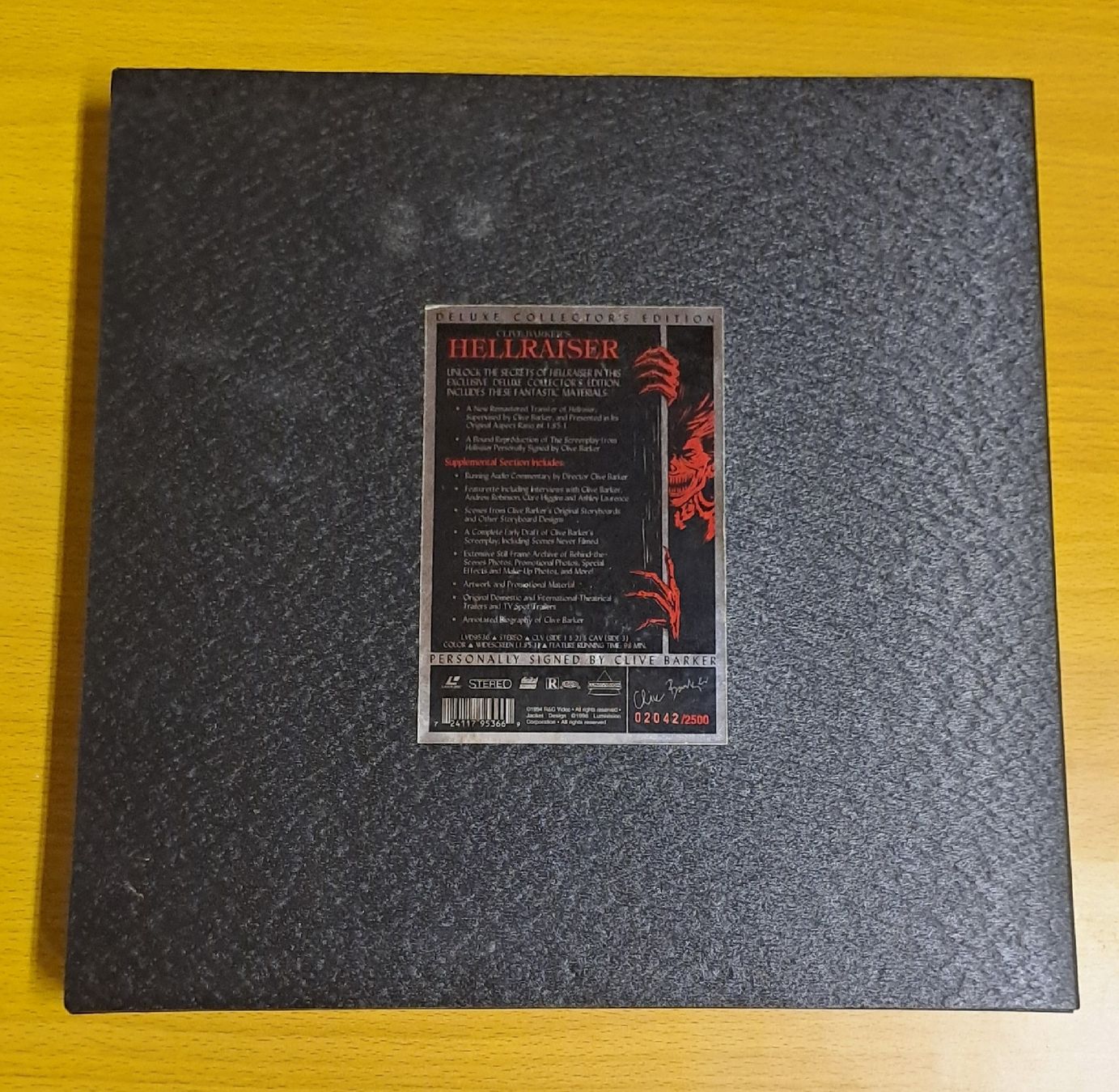 Alle DVDs: Hellraiser Laserdiscbox mit Clive Barker Autogramm – Gebraucht aus Bünzen von Rtron 1