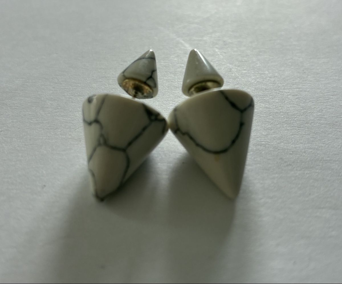 Orecchini pendenti & Orecchini a lobo: Double Stud Earrings Marble Look White Used Condition – Usato da Basel venduto da cat_sq5m 1