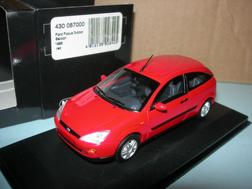 Ford Focus Modellauto 1:43 – Met.-DKL.-rot, 3-Türer, Baujahr 2002, Fertigmodell Von Minichamps