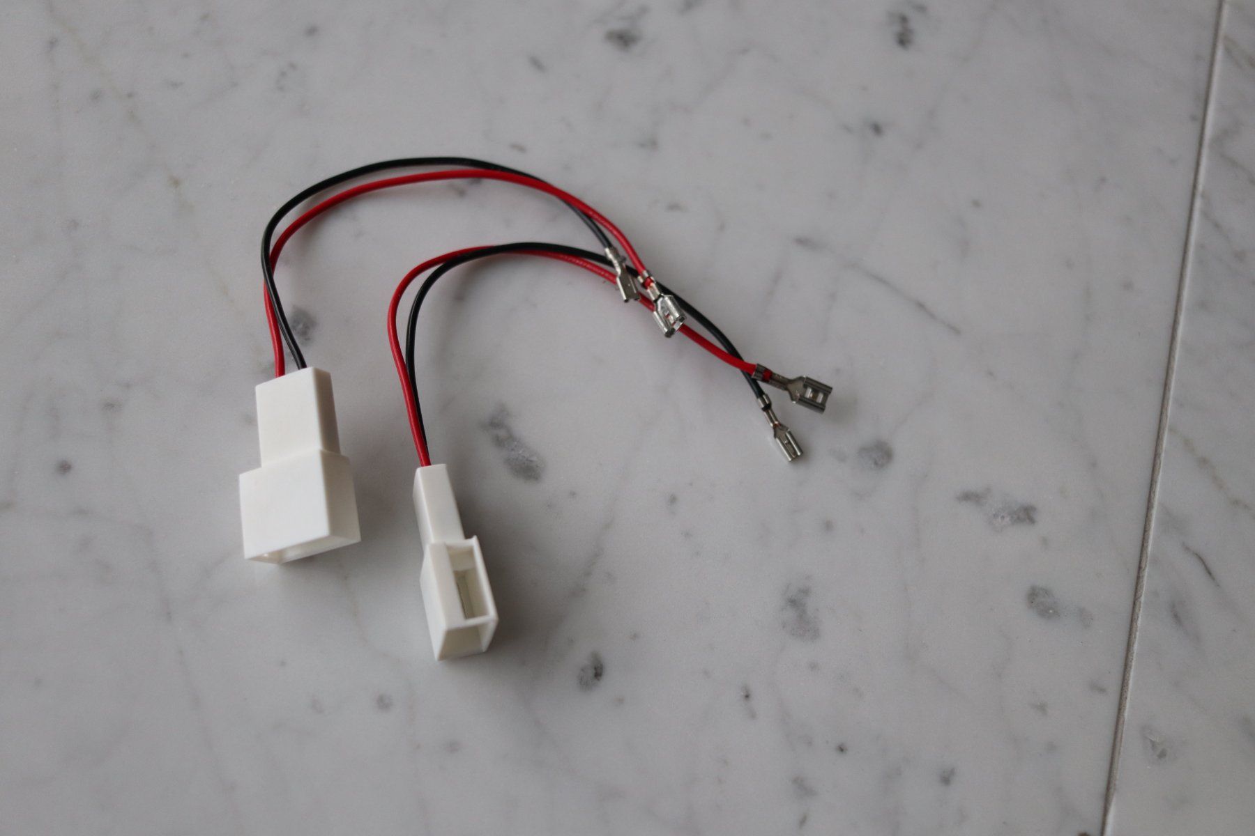 Laufwerke & Adapter: Toyota - Lautsprecher Adapter Kabel – Neu (gemäss Beschreibung) aus Termen von Timotei