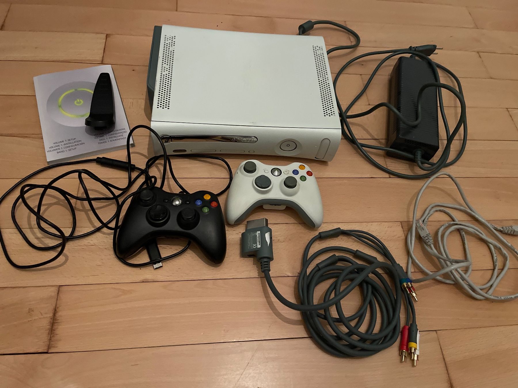 Microsoft Console: Xbox 360 Konsole mit 2 Controllern – Usato da Thun venduto da BanjoDan