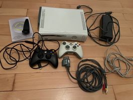 Xbox 360 Konsole mit 2 Controllern
