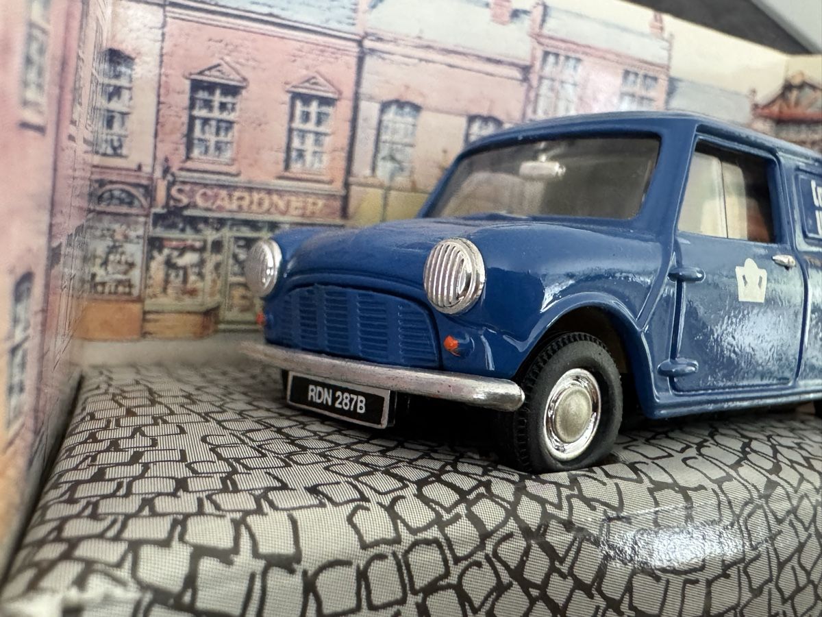 Corgi Toys Modellini d'auto: Corgi Classics Morris Mini Van, Cavendish Woodhouse, 1/43 – Nuovo e nell'imballaggio originale da Ibach venduto da jansim 1