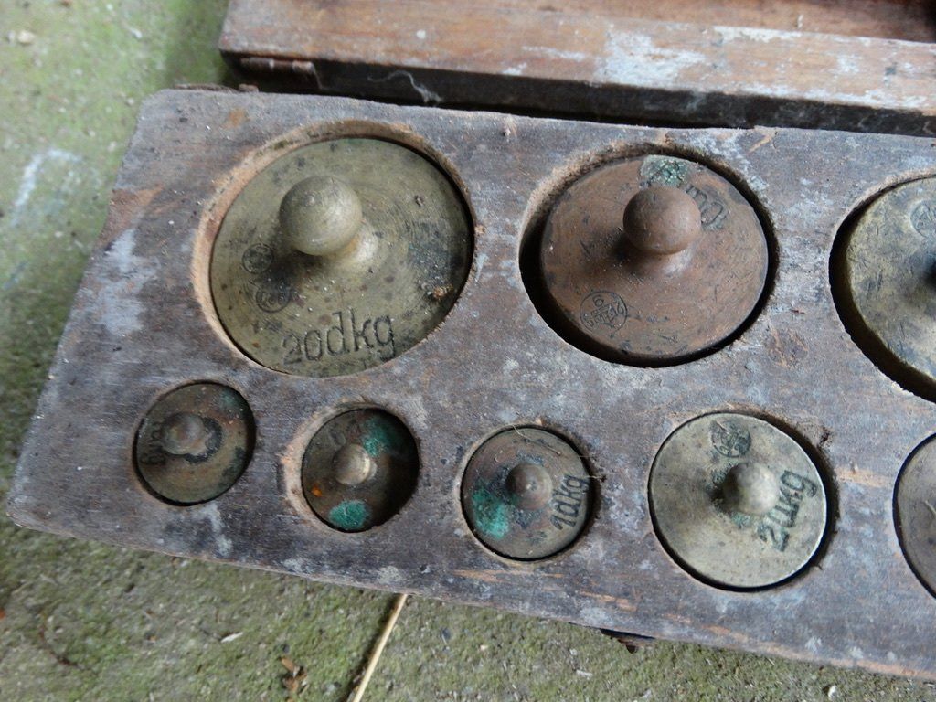 Waagen und Gewichte: antikes Set Gewichtssteine Messing? in Holzbox Gewichte – Gebraucht aus Grossaffoltern von Bessy202 4