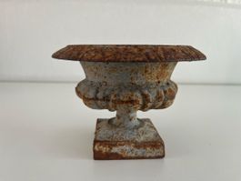 Kleine Amphore aus Gusseisen 