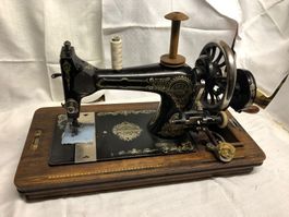 Antike Tischnähmaschine