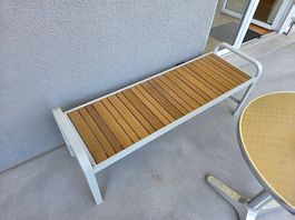 Bank mit Stahlgestell grau und Holz mittelbraun, 136x45x55
