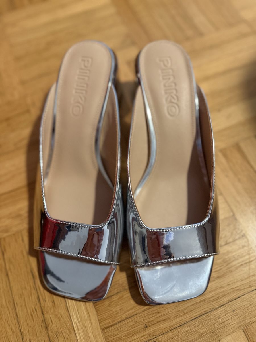 Pinko Scarpe da donna: Pinko Kai Silver Sandals 39 NEW!!! – Nuovo e nell'imballaggio originale da Basel venduto da Dencag