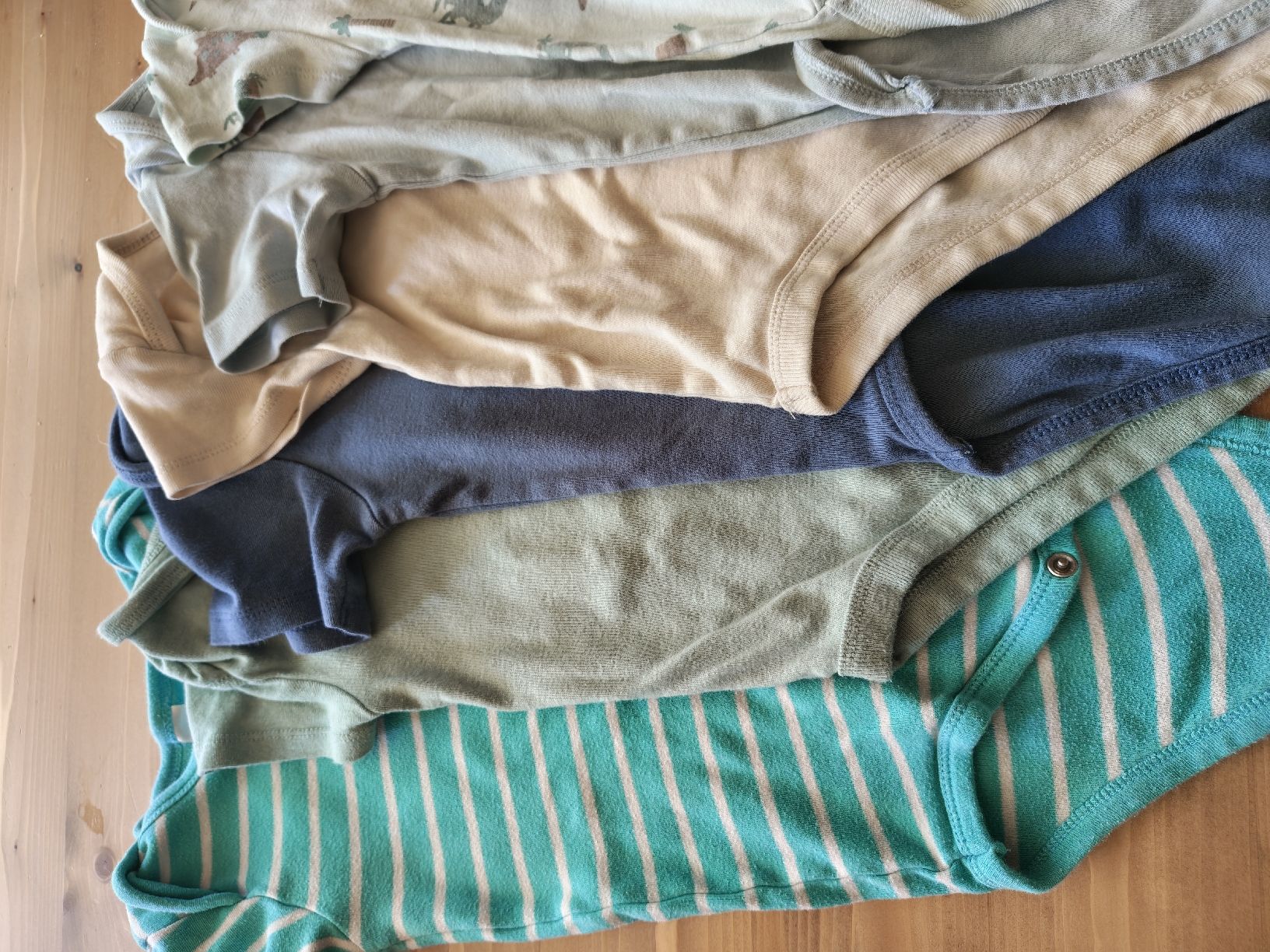 Lotti & Set di vestiti: 8 kurzarmbodys in 104 – Usato da Flawil venduto da minggeli83 1