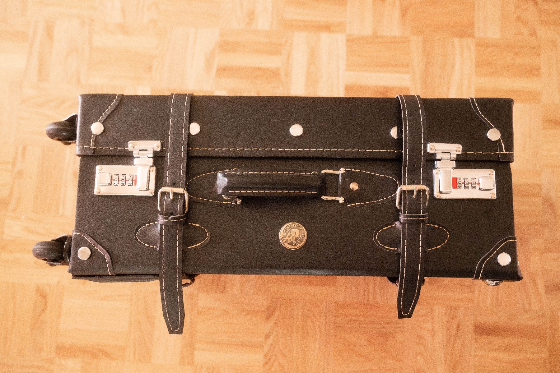 Reisekoffer: Retro Punk - Koffer – Gebraucht aus Dübendorf von dom_b8gv 1