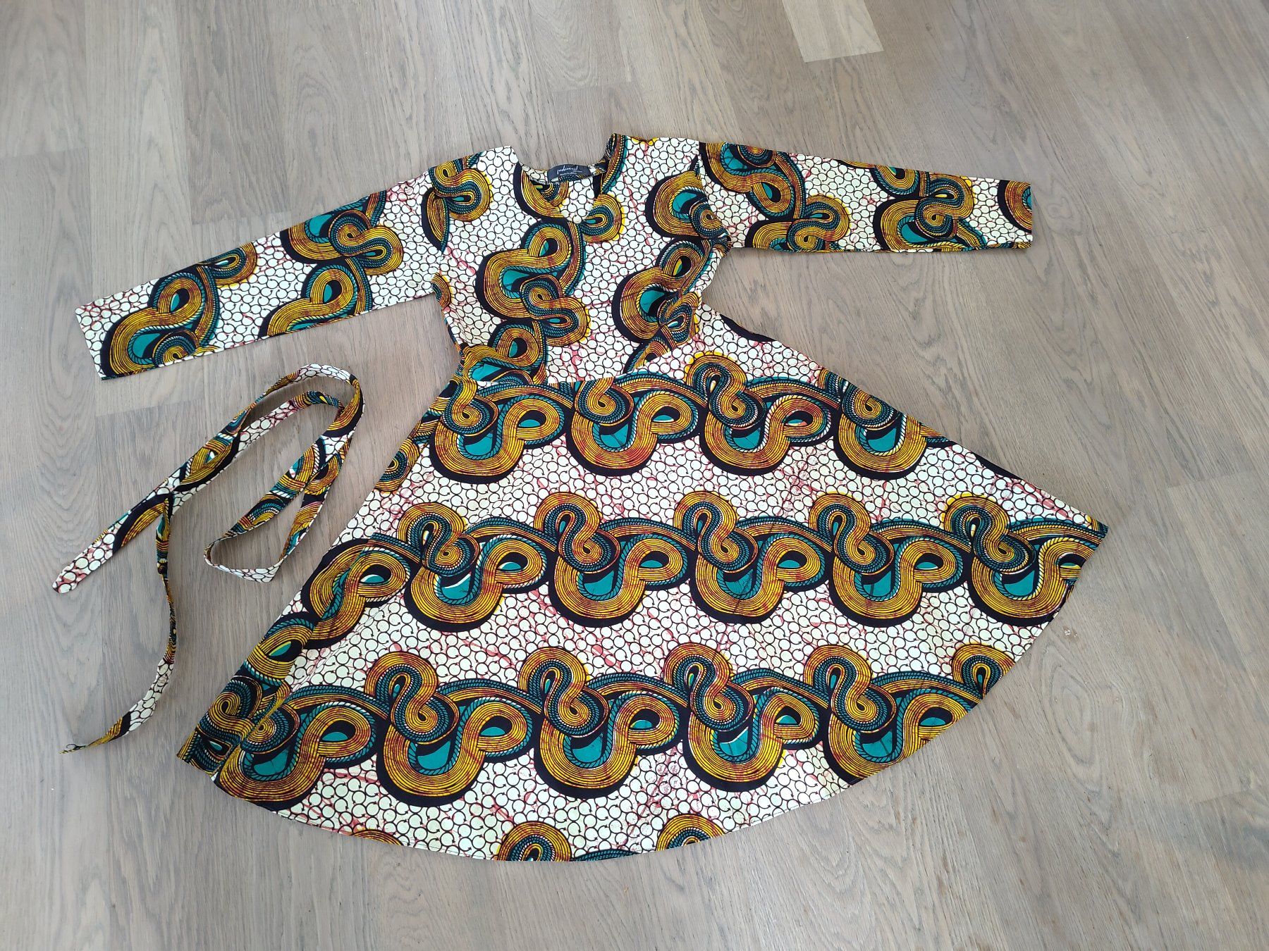 Kleider: Tailliertes Kleid mit Tellerrock, Gr. L – Gebraucht aus Zürich von ste_58hs 1