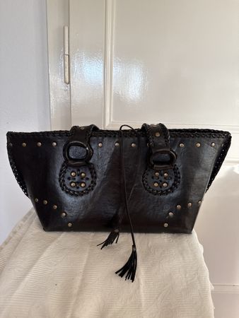 Sac en cuir noir avec détails cloutés - Style unique!