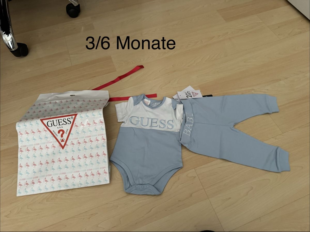Guess Lotti & Set di vestiti: Guess Geschenk zur Geburt – Nuovo e nell'imballaggio originale da Rotkreuz venduto da luxurybe