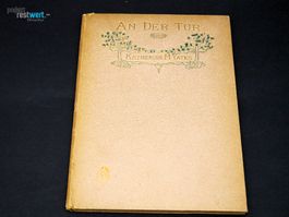 An der Tür.
