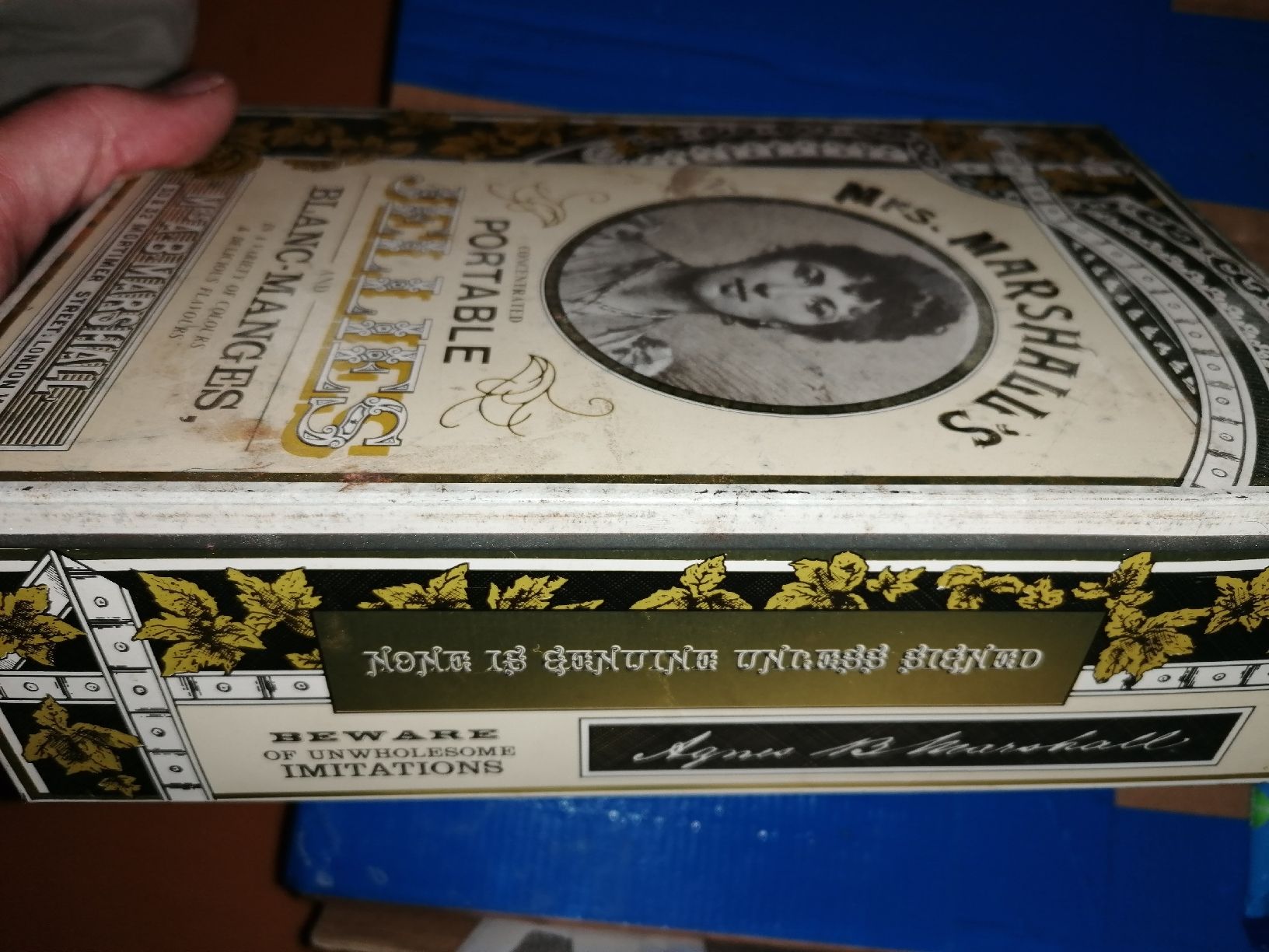 Carillon: Antike Blechdose Mrs. Marshall's yellies – Usato da Zürich venduto da Tin4Life 4