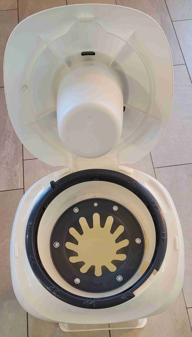 Tommee Tippee Cestini per rifiuti: Tommee Tippee Sangenic Windeleimer weiss – Usato da Bözberg venduto da Dave17 2